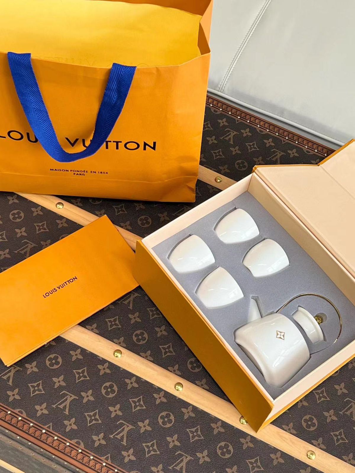 LV Louis Vuitton Tea Pot with four cups, White color